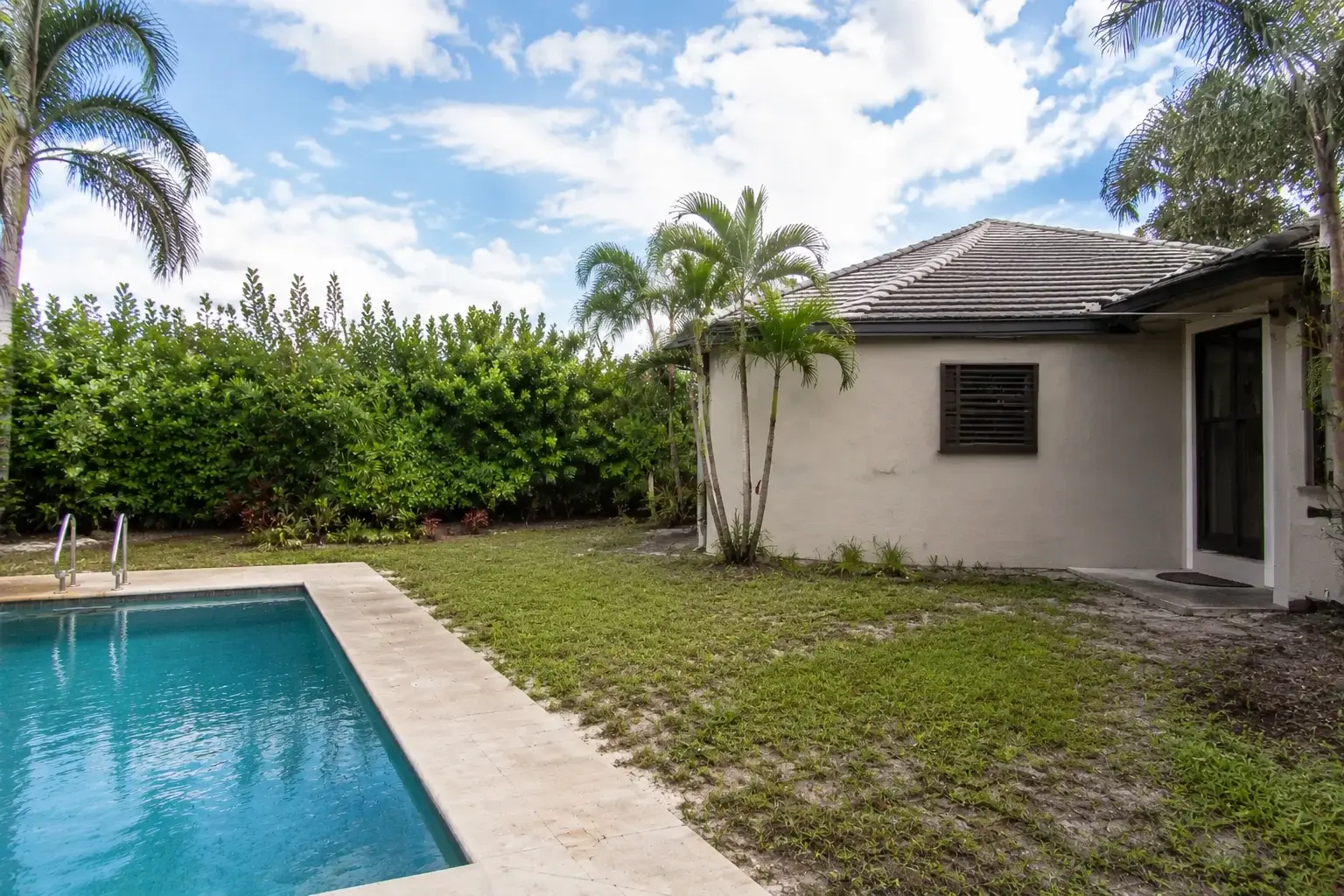 Florida backyard before an outdoor living renovation